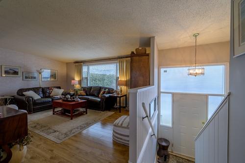 2543 Sandalwood Drive, Kamloops, BC - Indoor Photo Showing Living Room