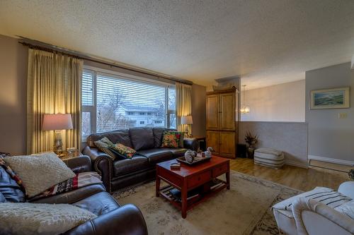 2543 Sandalwood Drive, Kamloops, BC - Indoor Photo Showing Living Room