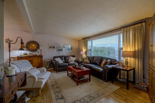 2543 Sandalwood Drive, Kamloops, BC - Indoor Photo Showing Living Room