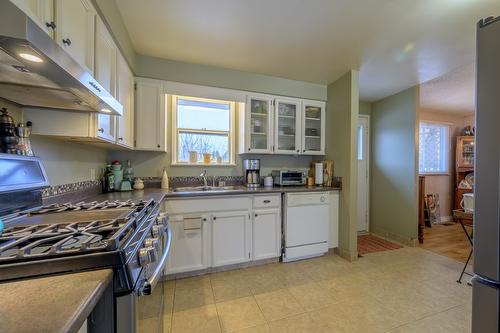 2543 Sandalwood Drive, Kamloops, BC - Indoor Photo Showing Kitchen With Double Sink