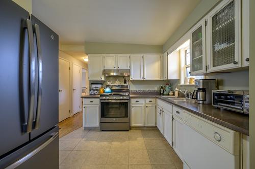 2543 Sandalwood Drive, Kamloops, BC - Indoor Photo Showing Kitchen With Double Sink