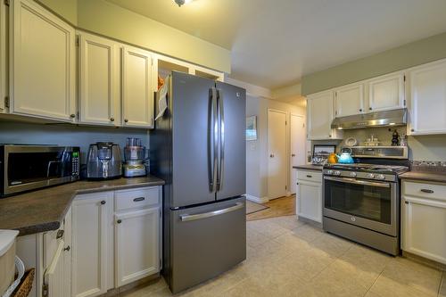 2543 Sandalwood Drive, Kamloops, BC - Indoor Photo Showing Kitchen