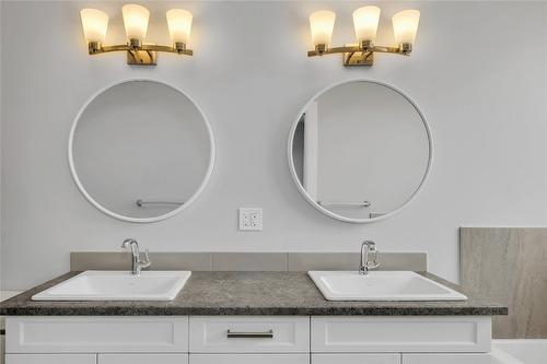 2779 Canyon Crest Drive, West Kelowna, BC - Indoor Photo Showing Bathroom