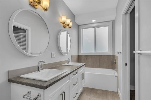 2779 Canyon Crest Drive, West Kelowna, BC - Indoor Photo Showing Bathroom