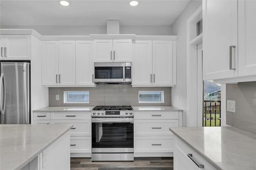 2779 Canyon Crest Drive, West Kelowna, BC - Indoor Photo Showing Kitchen With Upgraded Kitchen