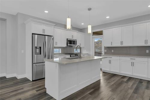 2779 Canyon Crest Drive, West Kelowna, BC - Indoor Photo Showing Kitchen With Upgraded Kitchen