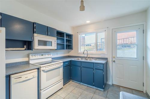 101-825 Hill Street, Ashcroft, BC - Indoor Photo Showing Kitchen With Double Sink