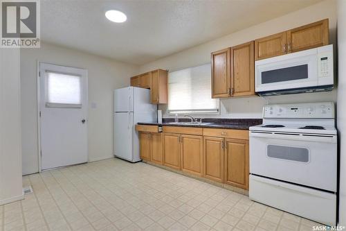 608 15Th Avenue E, Prince Albert, SK - Indoor Photo Showing Kitchen