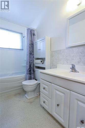 608 15Th Avenue E, Prince Albert, SK - Indoor Photo Showing Bathroom