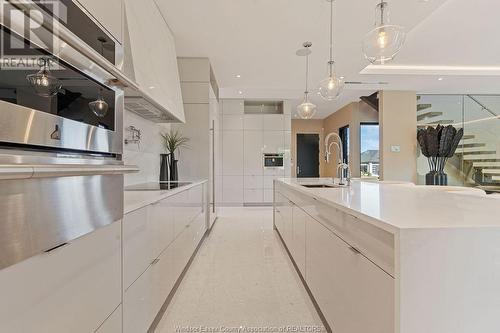 152 Grandview Avenue, Kingsville, ON - Indoor Photo Showing Kitchen With Upgraded Kitchen