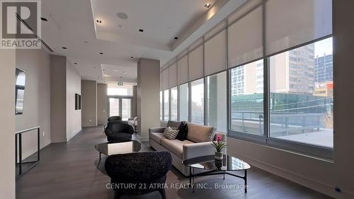 816 - 50 Dunfield Avenue, Toronto, ON - Indoor Photo Showing Living Room