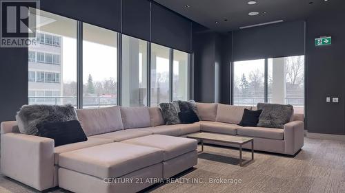 816 - 50 Dunfield Avenue, Toronto, ON - Indoor Photo Showing Living Room