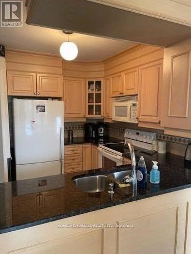 2999 Valcourt Crescent, Mississauga, ON - Indoor Photo Showing Kitchen With Double Sink