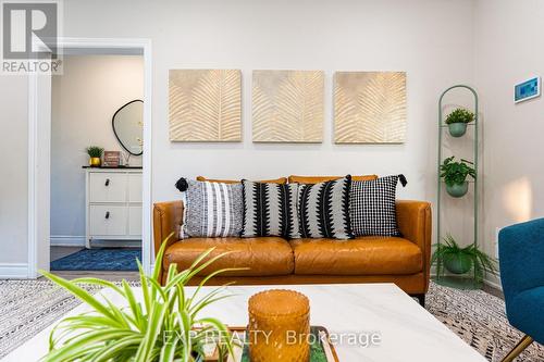 Upper - 54 Stephen Drive E, Toronto, ON - Indoor Photo Showing Living Room