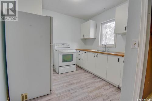 614 I Avenue S, Saskatoon, SK - Indoor Photo Showing Kitchen With Double Sink