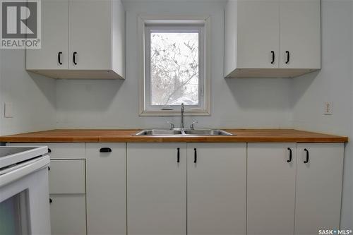 614 I Avenue S, Saskatoon, SK - Indoor Photo Showing Kitchen With Double Sink