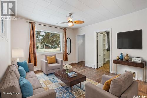 2414 Kelvin Avenue, Saskatoon, SK - Indoor Photo Showing Living Room