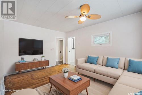 2414 Kelvin Avenue, Saskatoon, SK - Indoor Photo Showing Living Room