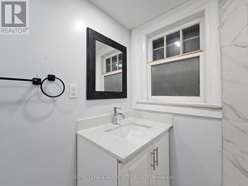 559 Ritson Road S, Oshawa, ON - Indoor Photo Showing Bathroom