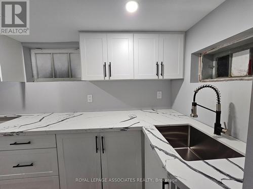 559 Ritson Road S, Oshawa, ON - Indoor Photo Showing Kitchen