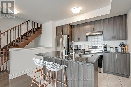 3074 Cascade, Oakville (1010 - Jm Joshua Meadows), ON - Indoor Photo Showing Kitchen With Upgraded Kitchen