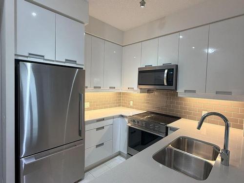 607-65 Watergarden Dr, Mississauga, ON - Indoor Photo Showing Kitchen With Stainless Steel Kitchen With Double Sink With Upgraded Kitchen