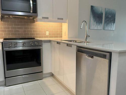 607-65 Watergarden Dr, Mississauga, ON - Indoor Photo Showing Kitchen With Upgraded Kitchen