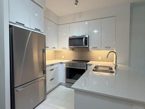 607-65 Watergarden Dr, Mississauga, ON - Indoor Photo Showing Kitchen With Stainless Steel Kitchen With Double Sink With Upgraded Kitchen