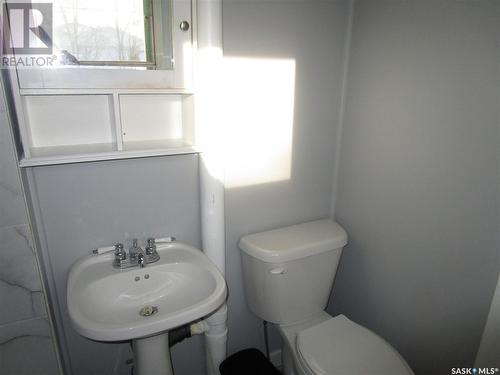 308 6Th Avenue E, Assiniboia, SK - Indoor Photo Showing Bathroom