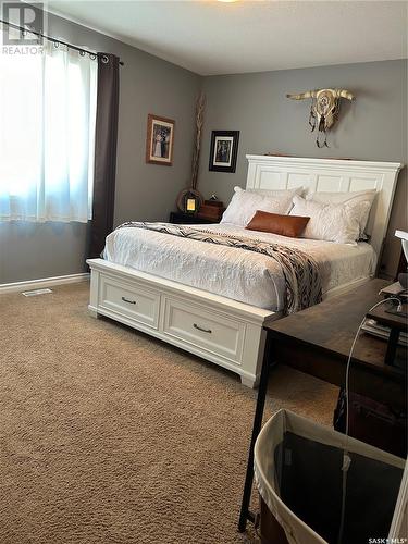 1 1402 4Th Street, Estevan, SK - Indoor Photo Showing Bedroom