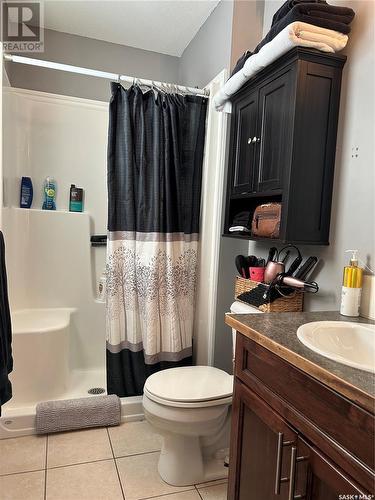 1 1402 4Th Street, Estevan, SK - Indoor Photo Showing Bathroom