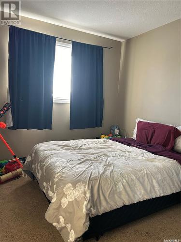 1 1402 4Th Street, Estevan, SK - Indoor Photo Showing Bedroom