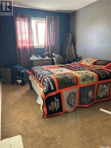 1 1402 4Th Street, Estevan, SK - Indoor Photo Showing Bedroom