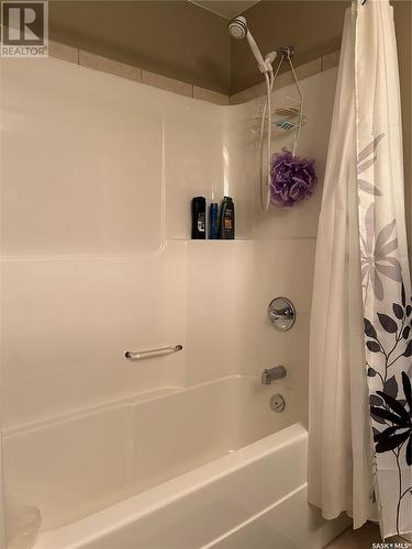 1 1402 4Th Street, Estevan, SK - Indoor Photo Showing Bathroom