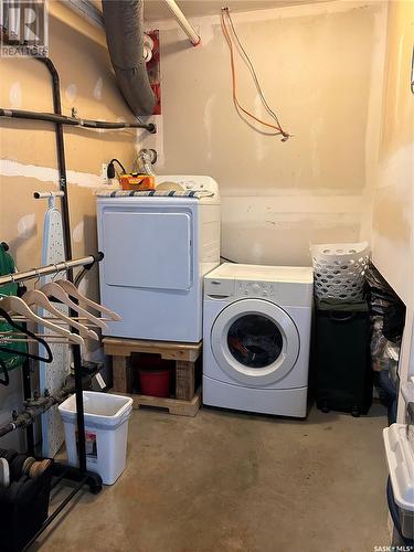 1 1402 4Th Street, Estevan, SK - Indoor Photo Showing Laundry Room