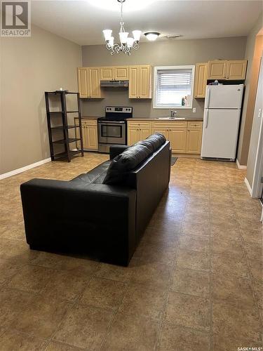 1 1402 4Th Street, Estevan, SK - Indoor Photo Showing Kitchen