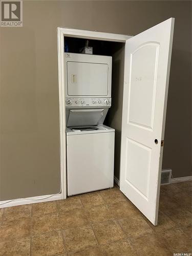 1 1402 4Th Street, Estevan, SK - Indoor Photo Showing Laundry Room