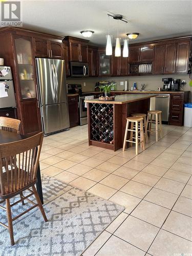 1 1402 4Th Street, Estevan, SK - Indoor Photo Showing Kitchen