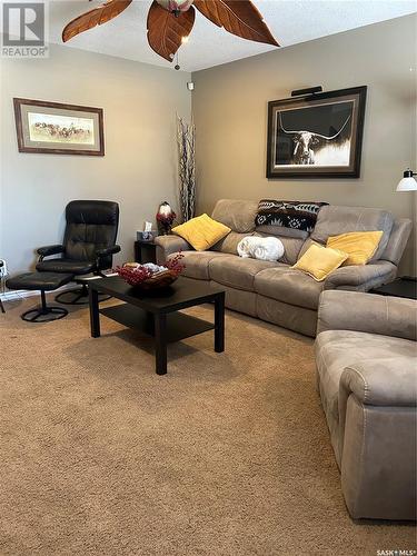 1 1402 4Th Street, Estevan, SK - Indoor Photo Showing Living Room