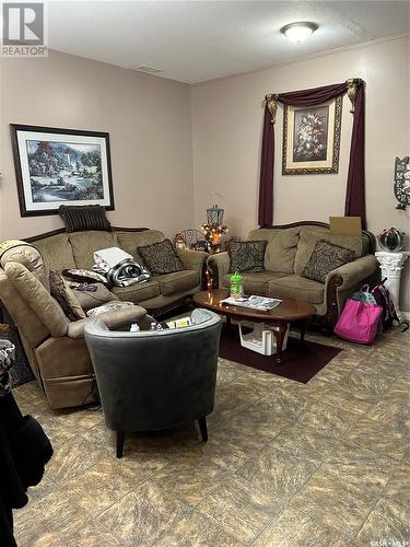 2 1402 4Th Street, Estevan, SK - Indoor Photo Showing Living Room