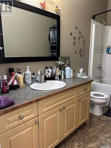 2 1402 4Th Street, Estevan, SK - Indoor Photo Showing Bathroom