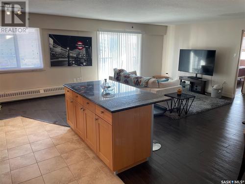 703 537 4Th Avenue N, Saskatoon, SK - Indoor Photo Showing Living Room