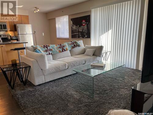 703 537 4Th Avenue N, Saskatoon, SK - Indoor Photo Showing Living Room