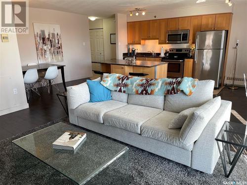 703 537 4Th Avenue N, Saskatoon, SK - Indoor Photo Showing Living Room