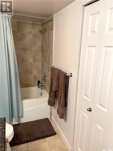 703 537 4Th Avenue N, Saskatoon, SK - Indoor Photo Showing Bathroom