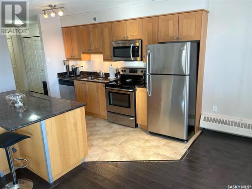 703 537 4Th Avenue N, Saskatoon, SK - Indoor Photo Showing Kitchen With Stainless Steel Kitchen