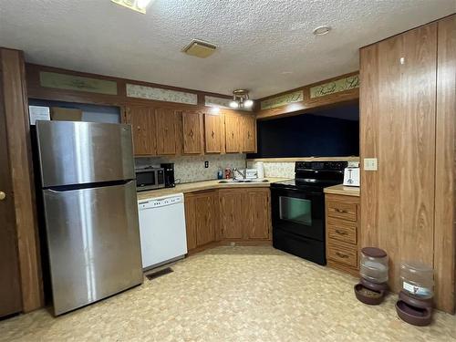 D8 1545 Main Street, Swan River, MB - Indoor Photo Showing Kitchen