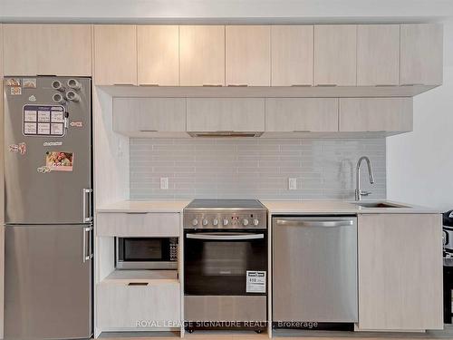 4802-181 Dundas St E, Toronto, ON - Indoor Photo Showing Kitchen With Upgraded Kitchen