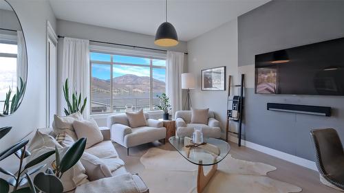 1786 Viewpoint Drive, West Kelowna, BC - Indoor Photo Showing Living Room