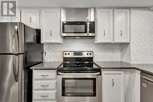 2125 Burtch Road Unit# 109, Kelowna, BC - Indoor Photo Showing Kitchen